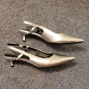no boundaries metallic silver pointed slingback, kitten heel. women's 9